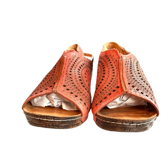 La Pinta Magic Medallion Sandals - Picture 5 of 8